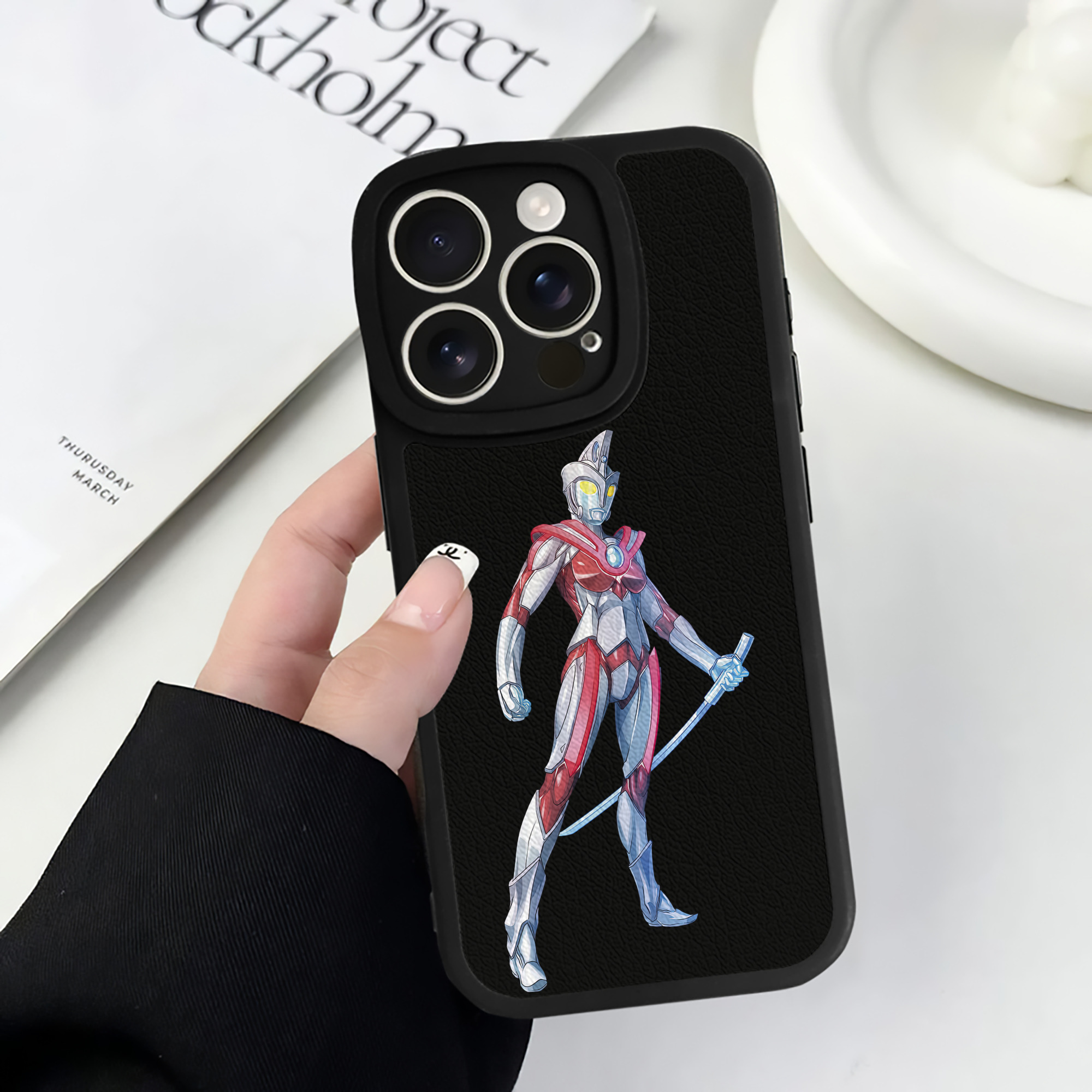 （画像用） ウルトラマン Ultraman 【iPhone 16シリーズ対応】シリコンスマホケース（レザー調） 材質：シリコン